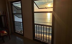 Apartamento na avenida da praia Martim de Sá com vista infinita pro mar em todos os cômodos.No 3o. quiosque próximo a prainha.Sinta-se na praia ouvindo o barulho das ondas e música dos quiosques.Com piscina adulto e infantil.